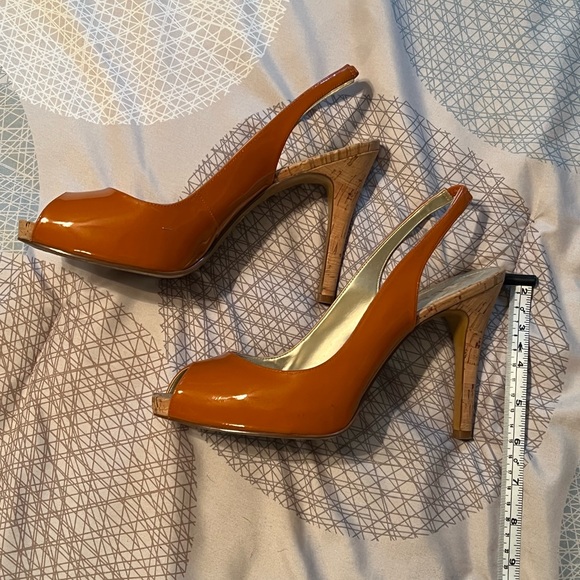 Women’s sz 9M, stacked sling back heel, Guess - Picture 3 of 6